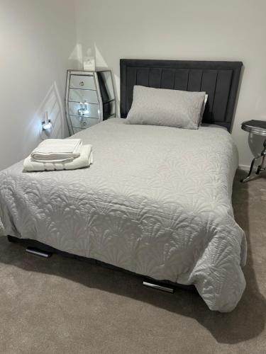 Ένα ή περισσότερα κρεβάτια σε δωμάτιο στο Windsor Gate Room