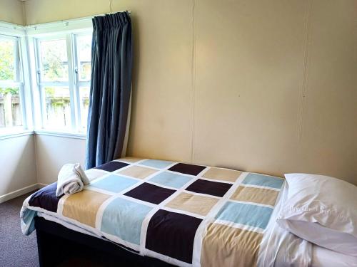 Ένα ή περισσότερα κρεβάτια σε δωμάτιο στο Waitangi Beach Unit B