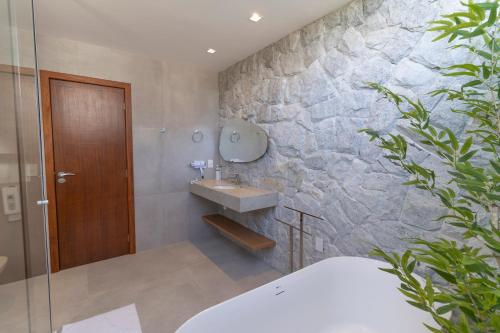 un baño con lavabo y espejo en Pousada Ilha Faceira, en Florianópolis