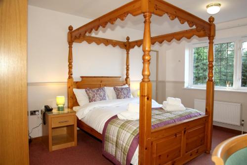 Un pat sau paturi într-o cameră la Little Silver Country Hotel