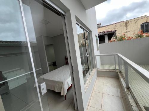 een kamer met een bed op een balkon bij Casa da Vivi in Socorro