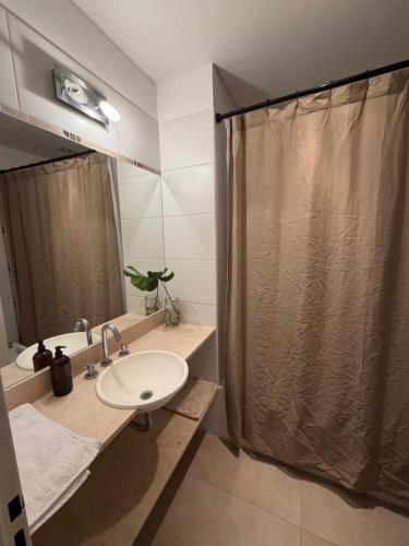 Ένα μπάνιο στο Alquiler temporal con cochera privada zona centro