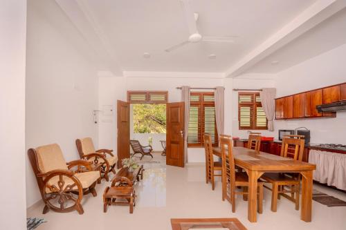 a kitchen and dining room with a table and chairs at Villa Tanzanite Hikkaduwa in Hikkaduwa