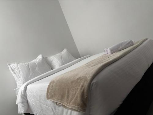 a white bed with a blanket on top of it at apartamento milu in Salento