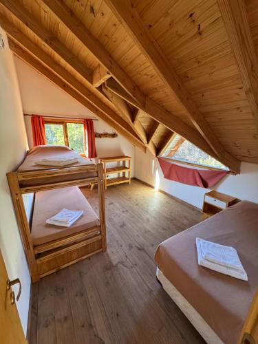 een kamer met twee stapelbedden in een hut bij Casa Mallin Azul in El Bolsón