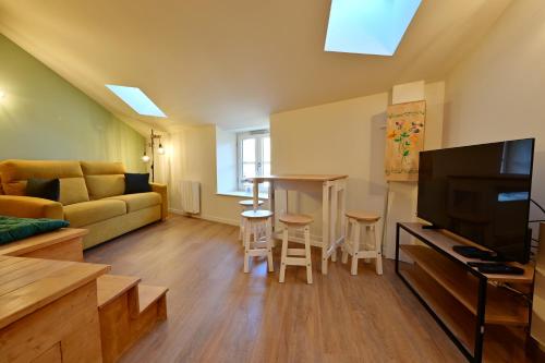 Μια τηλεόραση ή/και κέντρο ψυχαγωγίας στο Studio ROGER