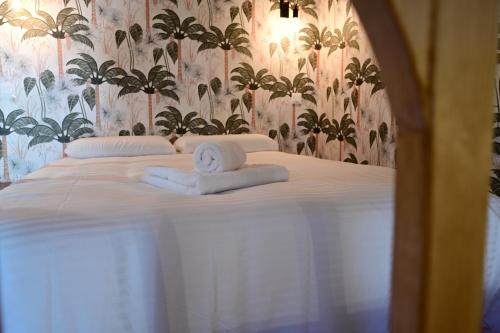 เตียงในห้องที่ Élégant studio à Tournus - logement moderne et bien situé - ROGER