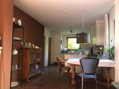Villa Pdorf في بيرشتولدسدورف: مطبخ مع طاولة طعام وكراسي