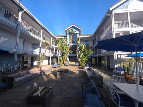 a courtyard of a hotel with benches and umbrellas at Hotel Solares in Santa Cruz