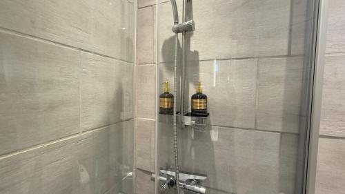 Ένα μπάνιο στο Centrally located townhouse in quiet surroundings