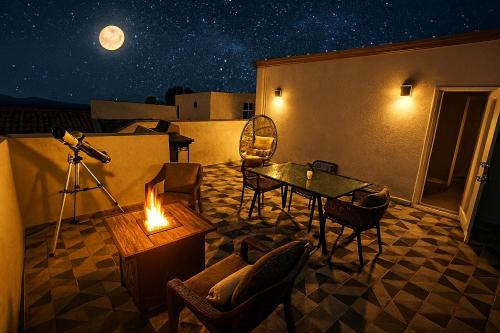 a room with a table and chairs and a telescope at Stellarium Hotel-Valle de Guadalupe in Francisco Zarco