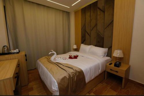 Кровать или кровати в номере Lyra Pyramids Inn