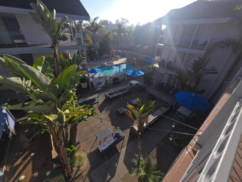 vue aérienne d'un patio avec piscine et palmiers dans l'établissement Hotel Solares, à Santa Cruz