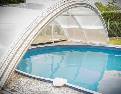 Piscina de la sau aproape de Rangiora Eco Holiday Park