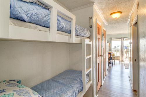 En eller flere senge i et værelse på Steps to Water! Beachfront Corpus Christi Condo