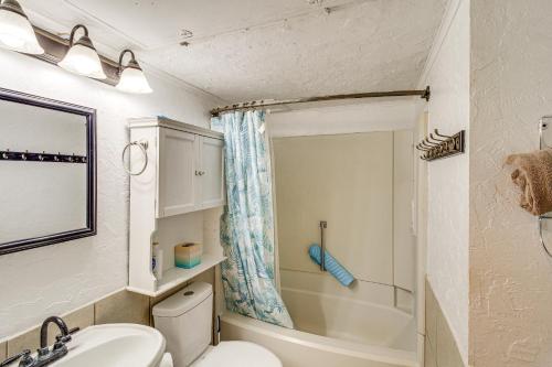 Et badeværelse på Steps to Water! Beachfront Corpus Christi Condo