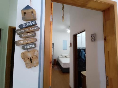 House with Atlantic Forest in the background - Saíra Sete Cores في بيرتيوغا: ممر به غرفة بها غرفة عليها لافتة منزل