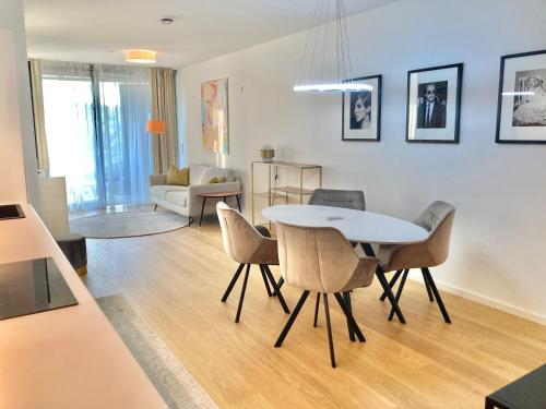 ウィーンにあるVienna's most exclusive VIP Hide away!のテーブルと椅子のあるダイニングルームとリビングルーム