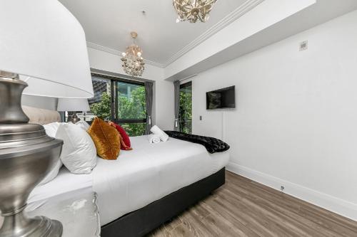 Ένα ή περισσότερα κρεβάτια σε δωμάτιο στο Spacious Sky Tower View!