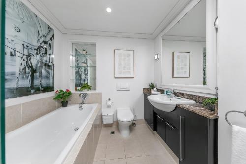 Ένα μπάνιο στο Spacious Sky Tower View!