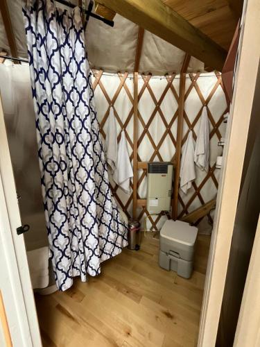 Ein Zimmer in einer Jurte mit Toilette und Vorhang in der Unterkunft Yourte La Belle Étoile in Sacré-Coeur-Saguenay