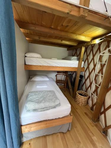 ein paar Etagenbetten in einem Zimmer in der Unterkunft Yourte La Belle Étoile in Sacré-Coeur-Saguenay