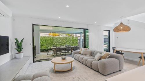 Posezení v ubytování Pacific Chill 2 Mins Walk to Beach