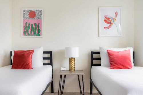 Кровать или кровати в номере Kasa South Loop Chicago