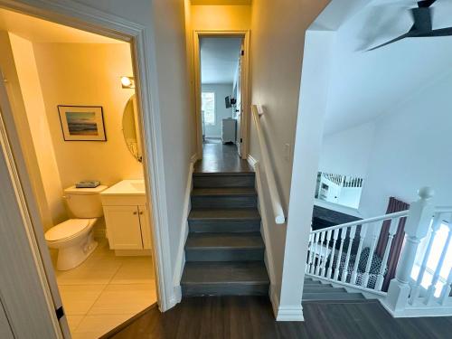 Fotografie z fotogalerie ubytování Family Townhome with outdoor pool access v destinaci Collingwood