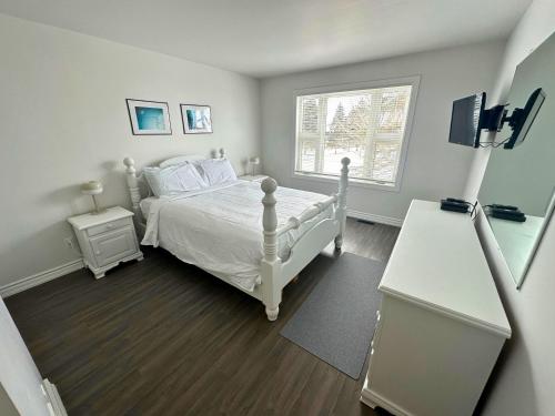 Postel nebo postele na pokoji v ubytování Family Townhome with outdoor pool access