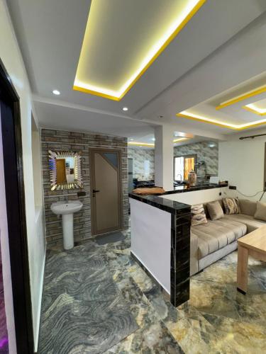 uma sala de estar com um sofá e um lavatório em Best house in taghazout em Taghazout