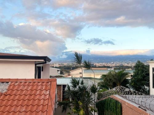 una vista di una città da un tetto di XIN Bed&Breakfast a San José