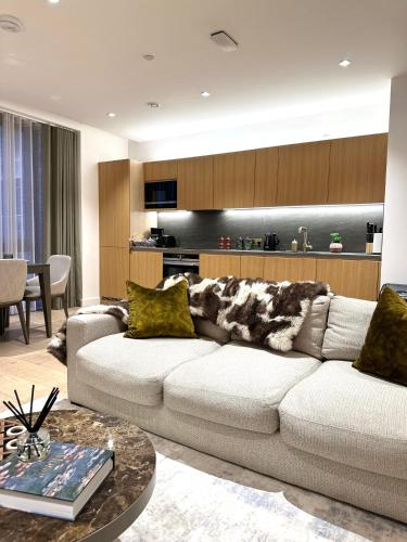 a living room with a couch and a table at Kings cross Exclusive Residence 3BR in London