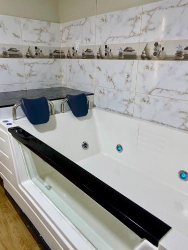 Ένα μπάνιο στο Hotel Naciones Unidas