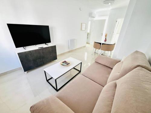 Principado de Aracena II في اراسنا: غرفة معيشة مع أريكة وتلفزيون بشاشة مسطحة