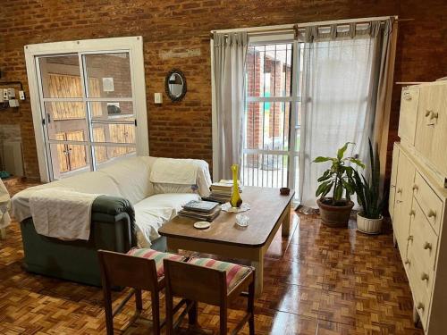 un soggiorno con un divano e un tavolo di Casa quinta a Estación Norte