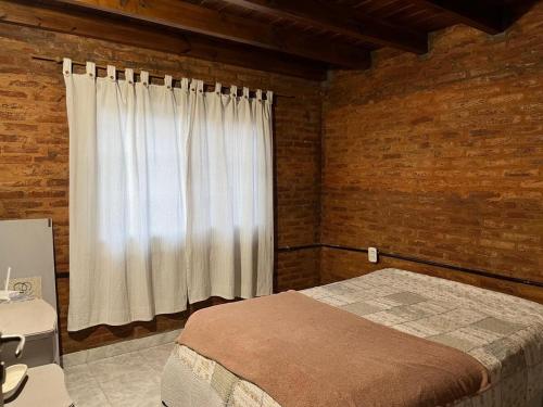 una camera con letto e tenda bianca di Casa quinta a Estación Norte