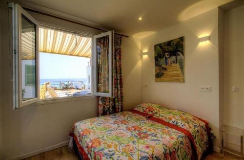 a bedroom with a bed and a window with a view at Face à la mer - Grande terrasse in Macinaggio