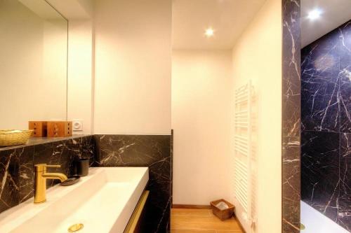 a bathroom with a sink and a mirror at Face à la mer - Grande terrasse in Macinaggio
