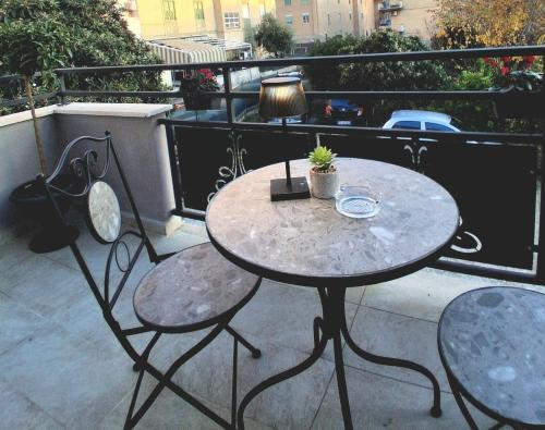 een tafel en twee stoelen op een balkon bij Mastedè in Tivoli