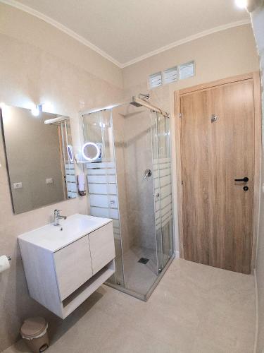 ein Badezimmer mit Dusche, Waschbecken und Dusche in der Unterkunft Mastedè in Tivoli