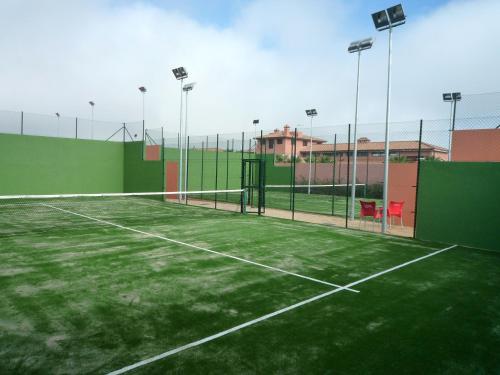 Εγκαταστάσεις για τένις ή/και σκουός στο El laurel y el limonero. ή εκεί κοντά