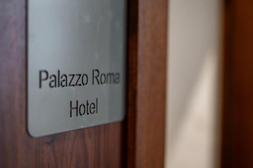 Un certificat, premiu, logo sau alt document afișat la Palazzo Roma- Luxury Leading Hotels