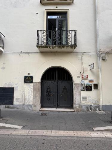 a building with a black door and a balcony at Le Muse Loft in Caserta