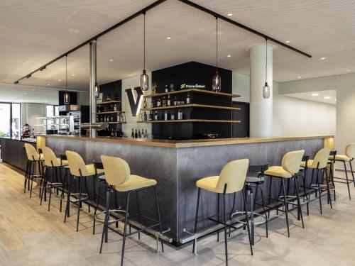 Khu vực lounge/bar tại Novotel Duesseldorf Airport
