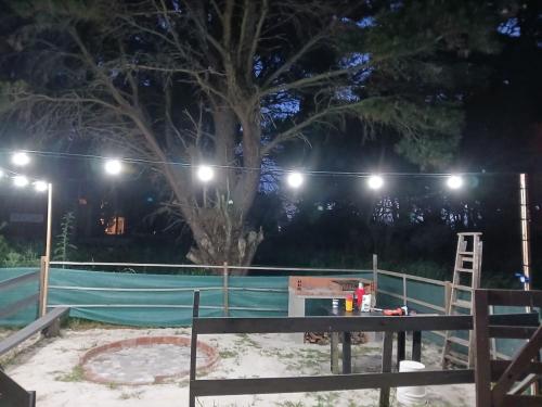 Cabaña lumar في San Eduardo del Mar: أضيئت ملعب كرة التنس في الليل مع الأضواء