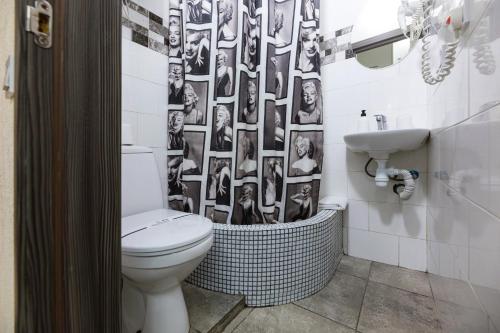 Koupelna v ubytování Smart Hotel Rooms near metro 24/7