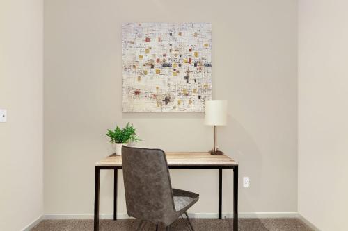 a desk with a chair and a lamp on it at Kasa Bellevue Seattle in Bellevue