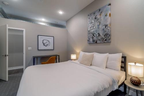 Postel nebo postele na pokoji v ubytování Kasa Downtown Des Moines