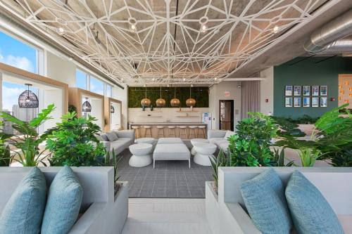 a lobby with a waiting area with blue pillows at Kasa River North Chicago in Chicago